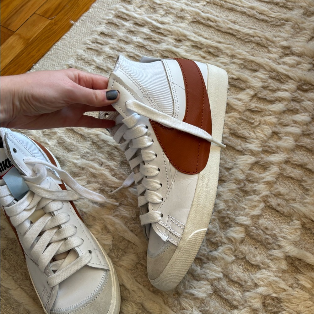 Nike blazers White and Brown High-Top Sneakers - Picture 3 of 9